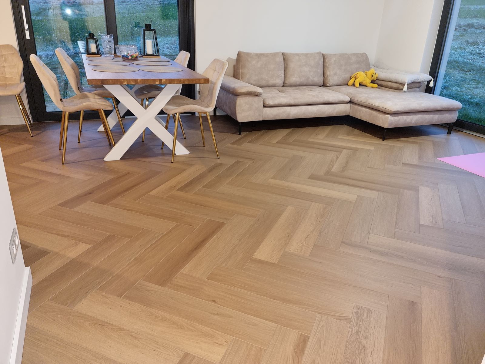 Panele winylowe w jodełkę w jadalni i salonie – realizacja Perfekt Parkiet