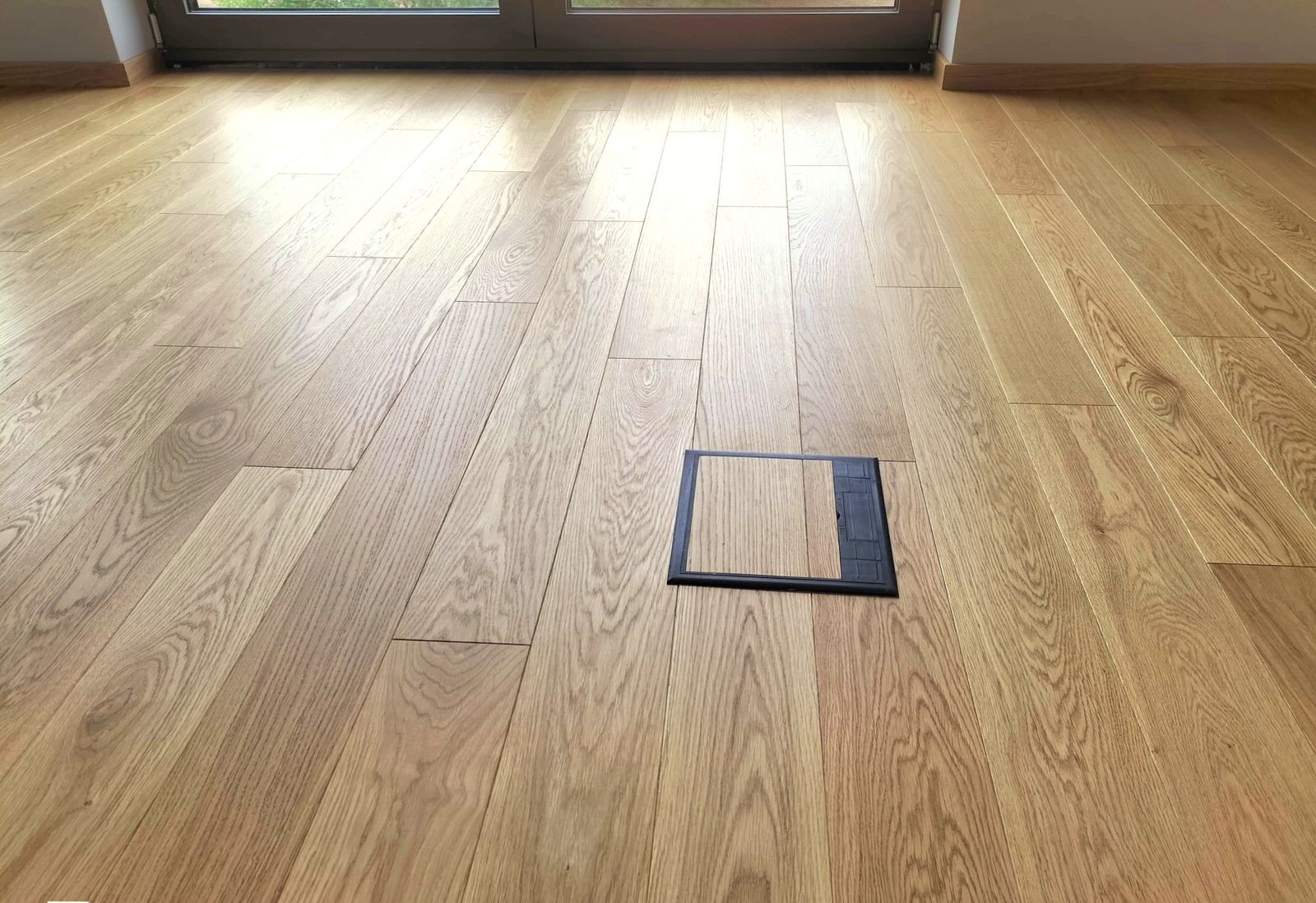 Dębowe deski z wpuszczoną puszką podłogową – realizacja Perfekt Parkiet