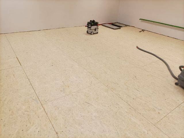 Ułożone płyty OSB jako nowe podłoże pod parkiet – realizacja Perfekt Parkiet